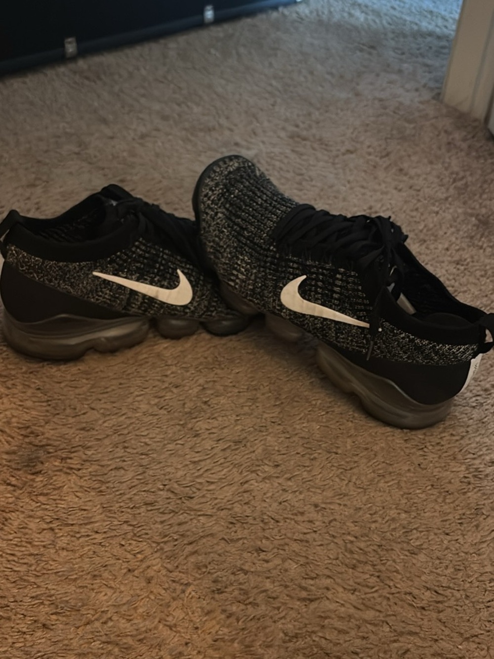 Nike Black and White Knit Running Sneakers with Visible Air Cushion